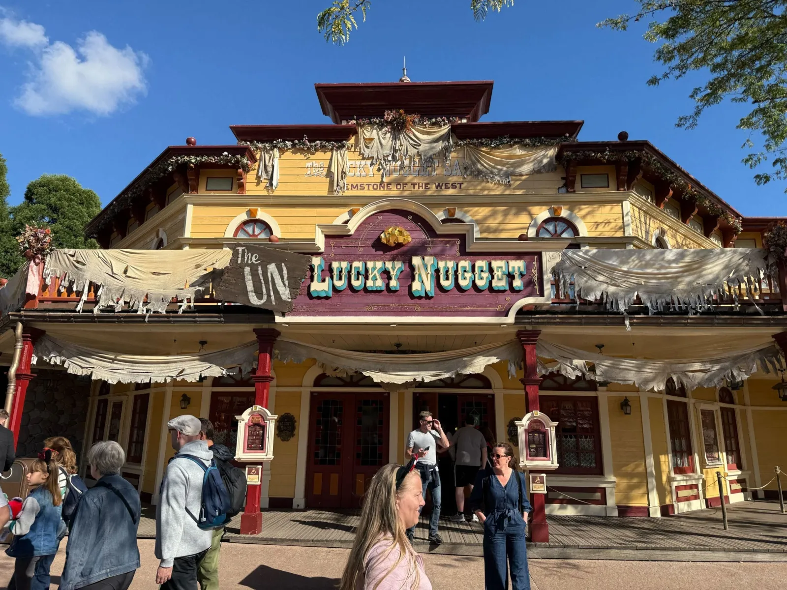 Zurück aus dem Depot: Im Unlucky Nugget Saloon hängen Originalporträts aus Phantom Manor, die 2019 entfernt wurden