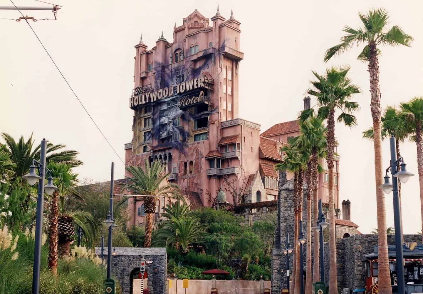 Der Blitz ist wieder violett: Am Tower of Terror kehrt die Einschlagspur von 1994 zurück